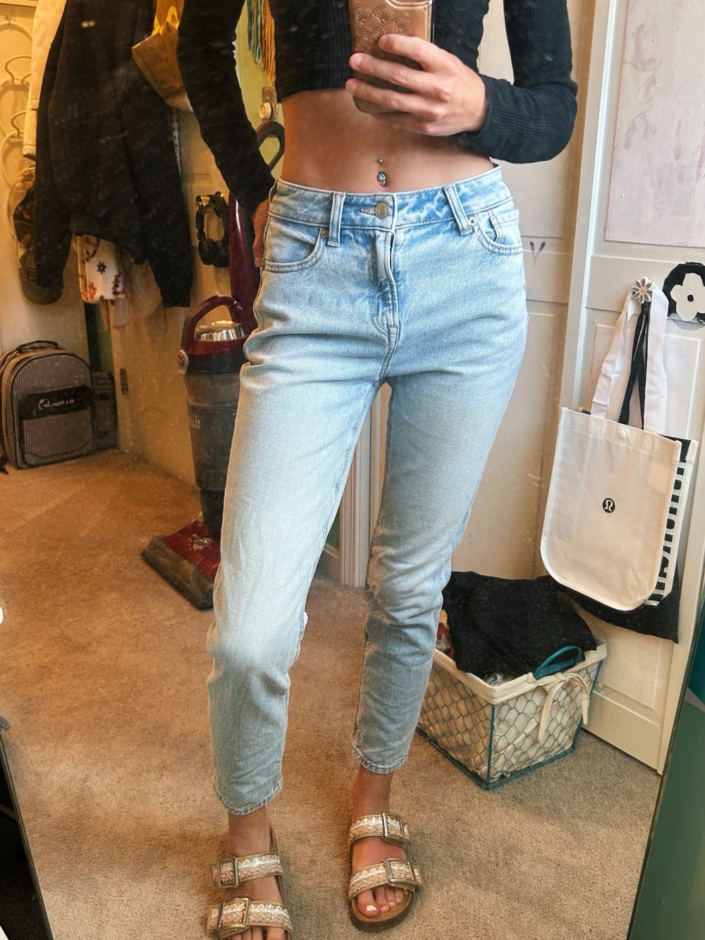 American Eagle Straight Leg Lighwash Short Jeans